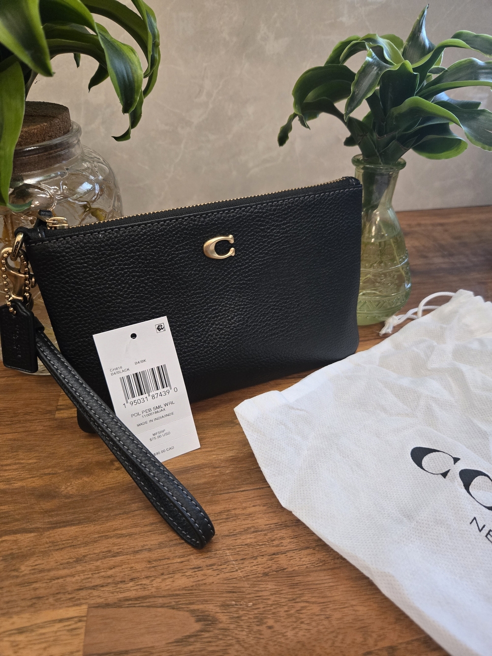 NWT COACH Essential Small Wristlet in Polished Pebble Leather Black Gold CH818